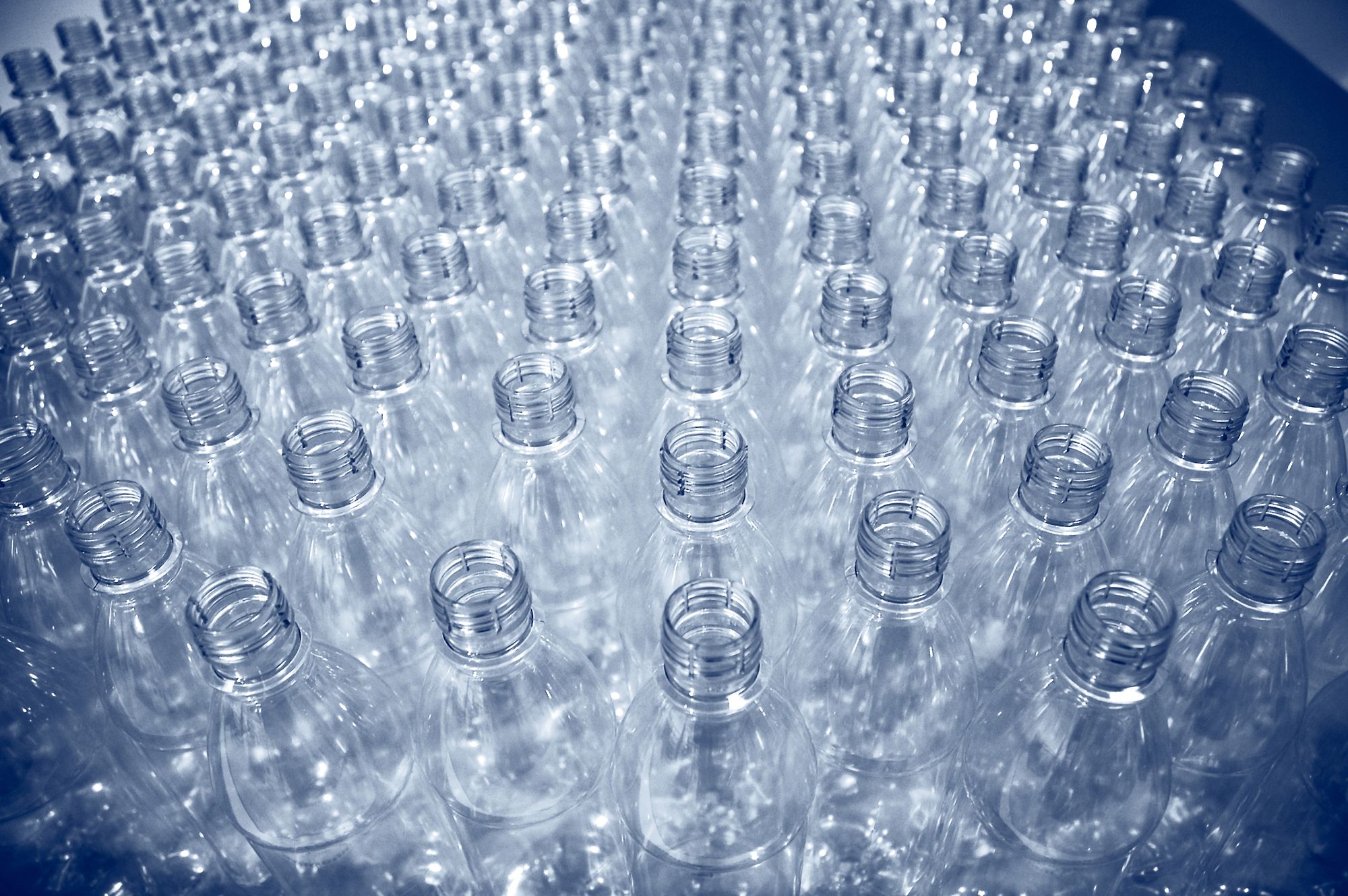 Botsing klimaat Bestudeer Hoe wordt plastic gemaakt? Plastic productieproces vereenvoudigd